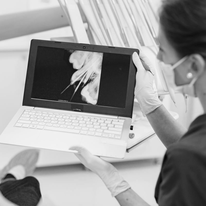 Explaining an X-ray to a patient