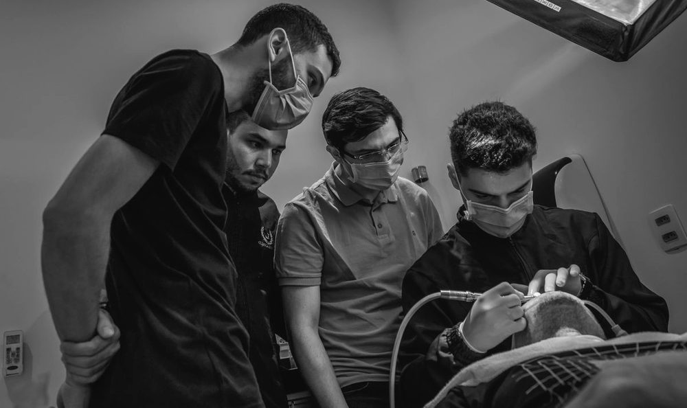 Dentists working together